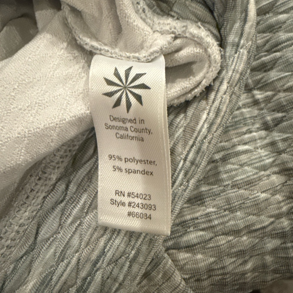 Athleta Women’s Snowscape Crew Gray and White Long Sleeve Top Size Lg - Picture 11 of 12
